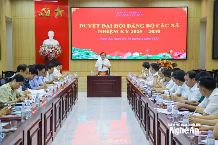 Đồng chí Ngọc Kim Nam - Ủy viên Ban Thường vụ, Trưởng ban Tuyên giáo và Dân vận Tỉnh ủy, Tổ trưởng Tổ công tác số 7 chủ trì duyệt Đại hội các xã: Tân Kỳ, Tân An, Tân Phú. Ảnh: T.L