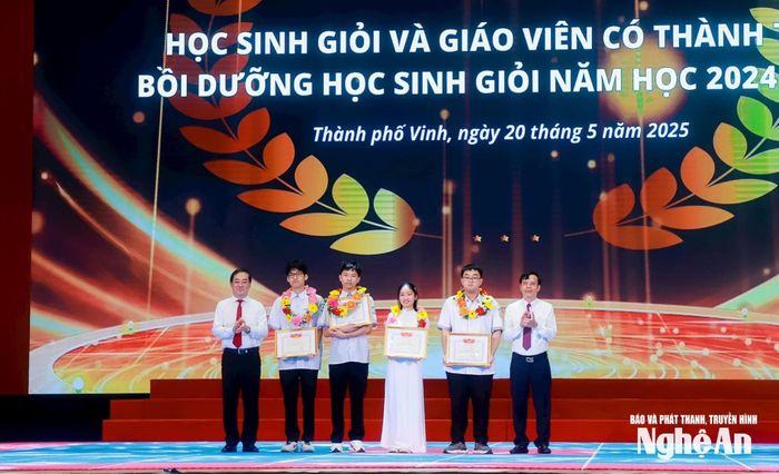 Những học sinh Trường THPT chuyên Phan Bội Châu đạt giải tại các Kỳ thi Olympic khu vực và quốc tế năm 2025. Ảnh tư liệu: Thành Duy