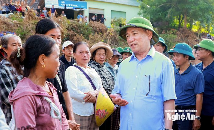 Phó Thủ tướng Chính phủ Hồ Đức Phớc thăm hỏi, động viên nhân dân bản Xiềng Tắm, xã Mỹ Lý, Nghệ An. Ảnh: Thành Duy