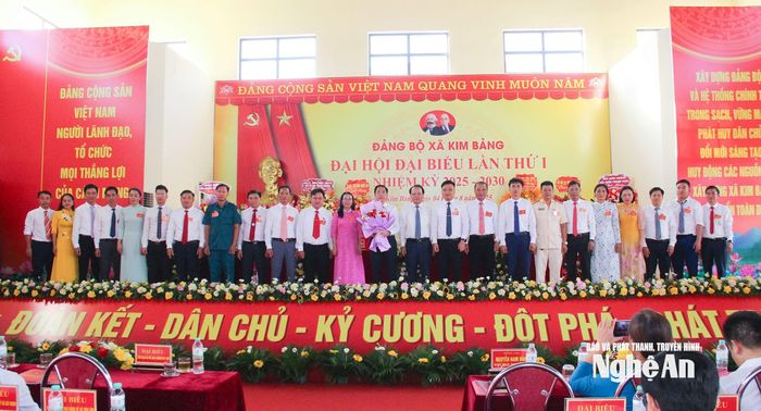 Đồng chí Nguyễn Nam Đình - Ủy viên Ban Thường vụ Tỉnh ủy, Phó Chủ tịch Thường trực HĐND tỉnh, Tổ trưởng Tổ công tác số 9 tặng hoa chúc mừng Ban Chấp hành Đảng bộ xã Kim Bảng nhiệm kỳ 2025 - 2030. Ảnh: Mai Hoa