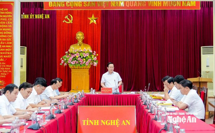 Dưới sự chủ trì của đồng chí Nguyễn Đức Trung - Bí thư Tỉnh ủy, Ban Thường vụ Tỉnh ủy duyệt nội dung Đại hội đại biểu Đảng bộ Các cơ quan Đảng tỉnh. Ảnh: Phạm Bằng