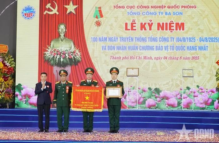 Phó Chủ tịch UBND TP Hồ Chí Minh Nguyễn Văn Dũng trao Cờ truyền thống, Bằng khen tặng Tổng công ty Ba Son.