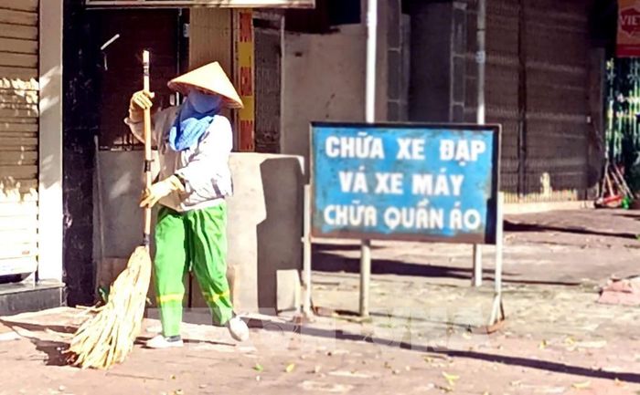 Người lao công quét đường từ sớm nhưng vẫn không tránh được ánh mặt trời gay gắt ngày hè nắng gắt. Ảnh chụp tại đường Chùa Hà phường Vĩnh Phúc tỉnh Phú Thọ. Ảnh: Hoàng Hùng -TTXVN