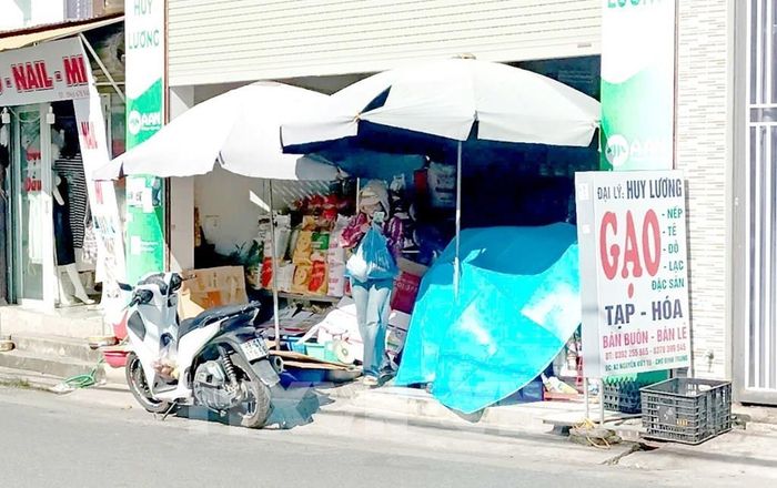 Một cửa hàng bán đồ khô che chắn kĩ để tránh hàng hóa bị hư hỏng bởi nhiệt độ cao. Ảnh chụp tại chợ Định Trung phường Vĩnh Phúc. Ảnh: Hoàng Hùng -TTXVN