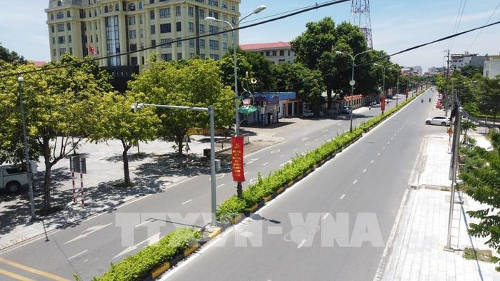 Đường Mê Linh phường Vĩnh Phúc vắng bóng người và phương tiện trong ngày nắng nóng. Ảnh: Hoàng Hùng -TTXVN