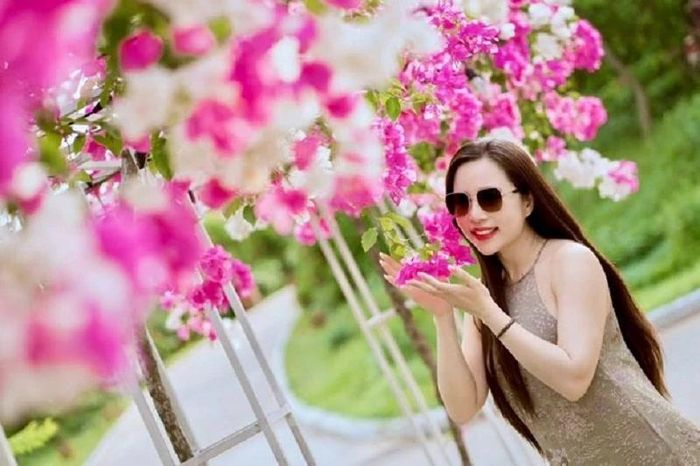 Nắng nhẹ, gió mát, trăm hoa nở rộ.