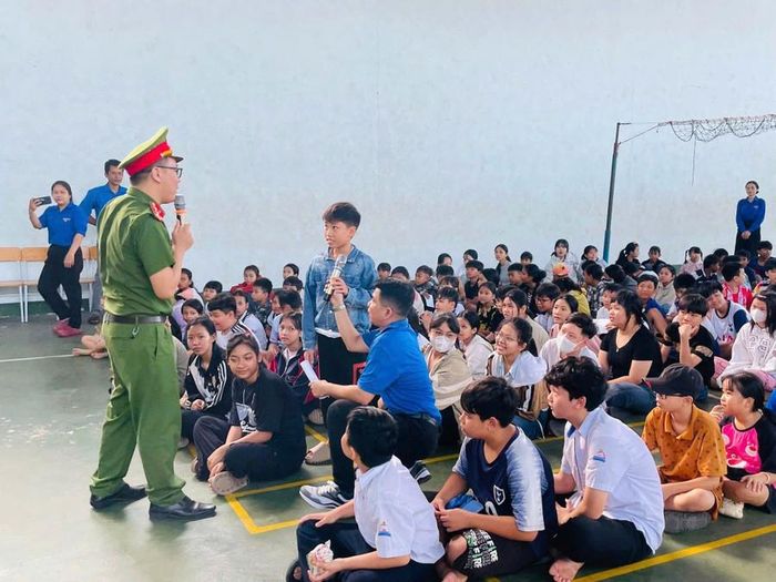  Cán bô, chiến sĩ Công an phường tuyên truyền cho các em thiếu nhi về Luật Trật tự, an toàn giao thông đường bộ và các kỹ năng tham gia giao thông an toàn. Ảnh: V.C 