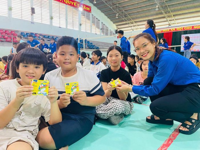  Chị Rah Lan H’Thùy (Bí thư Chi đoàn tổ dân phố 6) tặng quà cho các em nhỏ tham gia sinh hoạt hè. Ảnh: V.C 