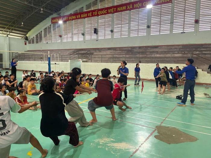  Các em thiếu nhi hào hứng tham gia các trò chơi tập thể tại buổi sinh hoạt hè. Ảnh: V.C 
