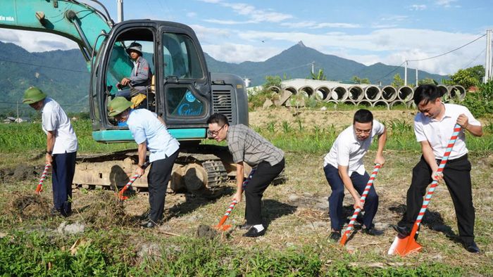  Lãnh đạo xã và đơn vị đầu tư, nhà thầu thực hiện nghi thức khởi công. 