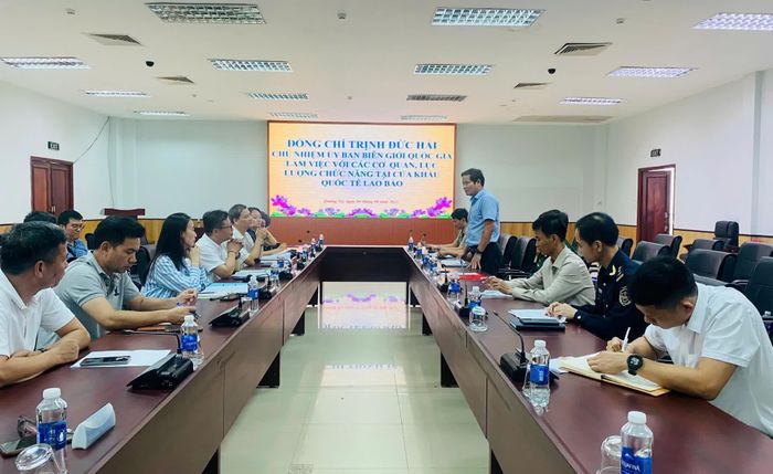 Lãnh đạo Sở Ngoại vụ báo cáo tình hình thực hiện công tác quản lý nhà nước tại CKQT Lao Bảo 7 tháng năm 2025 - Ảnh: Sở Ngoại vụ
