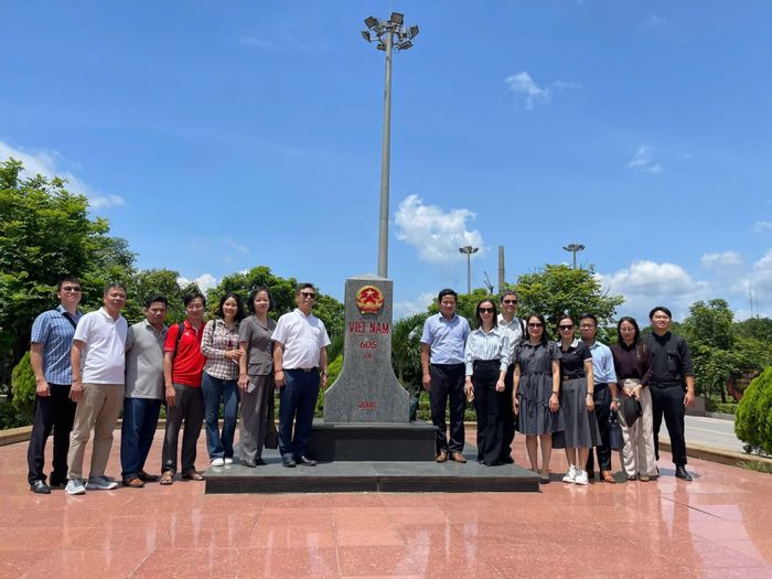 Đoàn công tác chụp ảnh lưu niệm tại cột mốc 605 biên giới Việt Nam - Lào - Ảnh: Sở Ngoại vụ