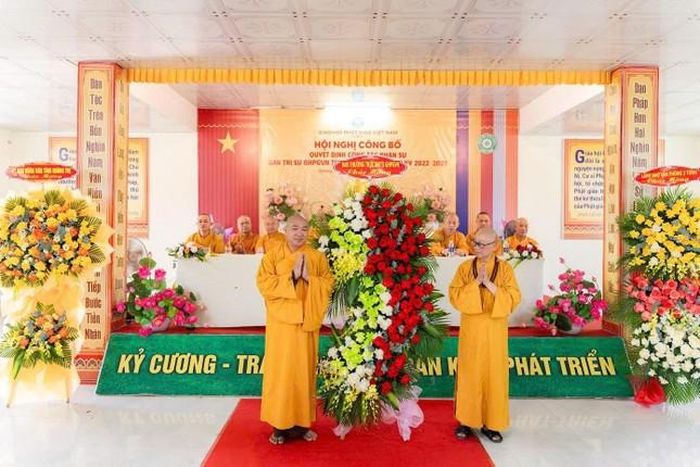 Hòa thượng Thích Tánh Nhiếp đón nhận lẵng hoa chúc mừng của Ban Thường trực Hội đồng Trị sự