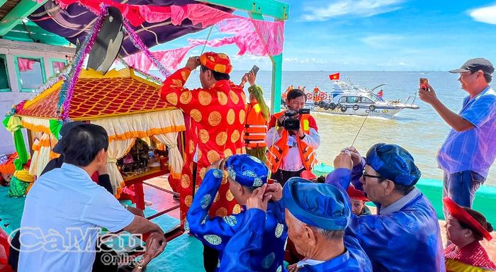 Nghi thức xin keo, nét đẹp văn hoá vùng biển trong Lễ hội Nghinh Ông của ngư dân xã Gành Hào.