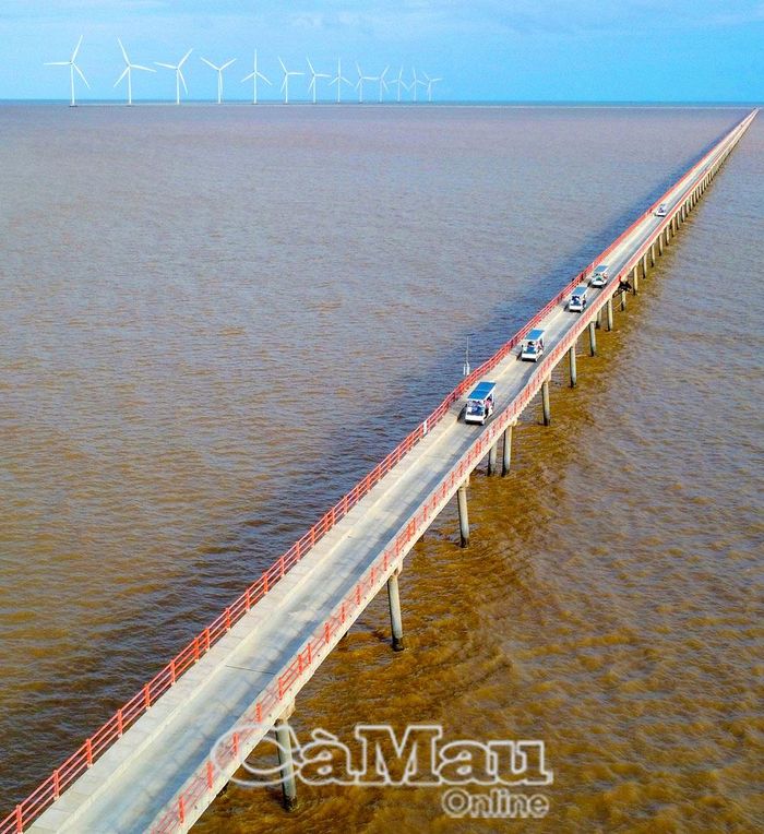 Doanh nghiệp phát huy giá trị của dự án điện gió để đầu tư xe điện chở khách tham quan.