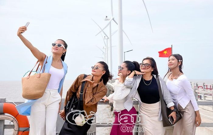 Du khách check-in bên các trụ tua-bin của Khu Du lịch Điện gió Hoà Bình 1.