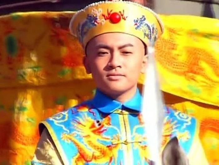 Với gương mặt thư sinh, ánh mắt ấm áp và phong thái hoàng tử lý tưởng, Tô Hữu Bằng đã hóa thân trọn vẹn vào nhân vật Vĩnh Kỳ. (Ảnh: Sohu)