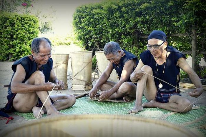 Trong làng vẫn còn nhiều người giữ nghề dệt, đan lát truyền thống.