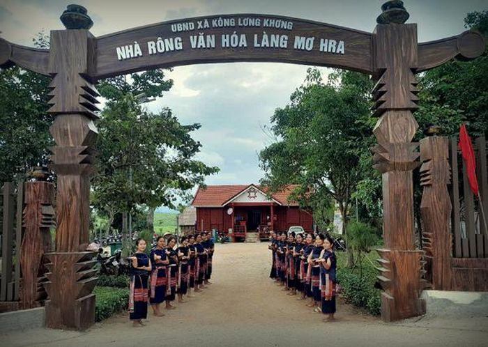 Làng Mơ H’ra - Đáp xây dựng dự án “Mô hình phát triển sản phẩm OCOP về du lịch cộng đồng”.
