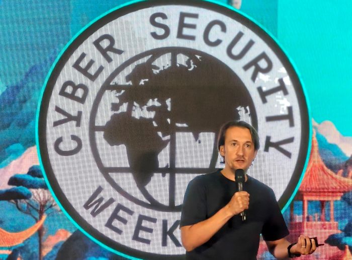 Sergey Lozhkin, chuyên gia nghiên cứu của Kaspersky cảnh báo chất lượng Dark AI ngày càng tốt lên. Ảnh: Minh Khôi.