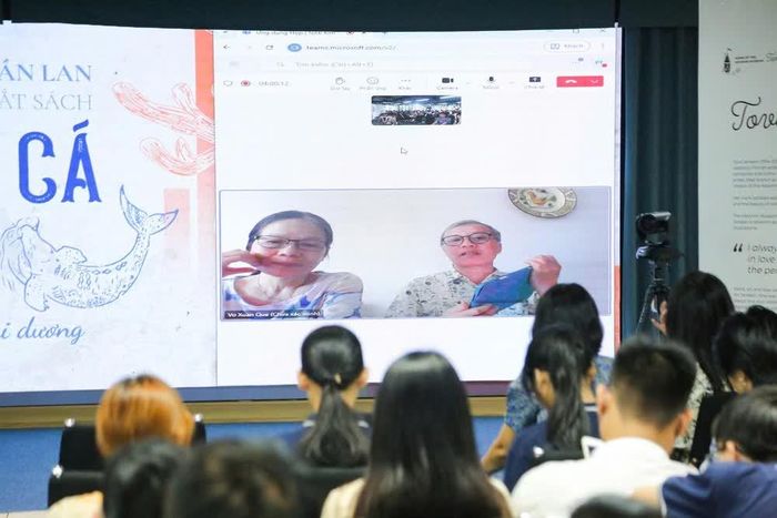 Từ Phần Lan, dịch giả Bùi Việt Hoa (trái) và dịch giả Võ Xuân Quế chia sẻ trực tuyến tại sự kiện ra mắt sách “Nàng tiên cá cuối cùng”