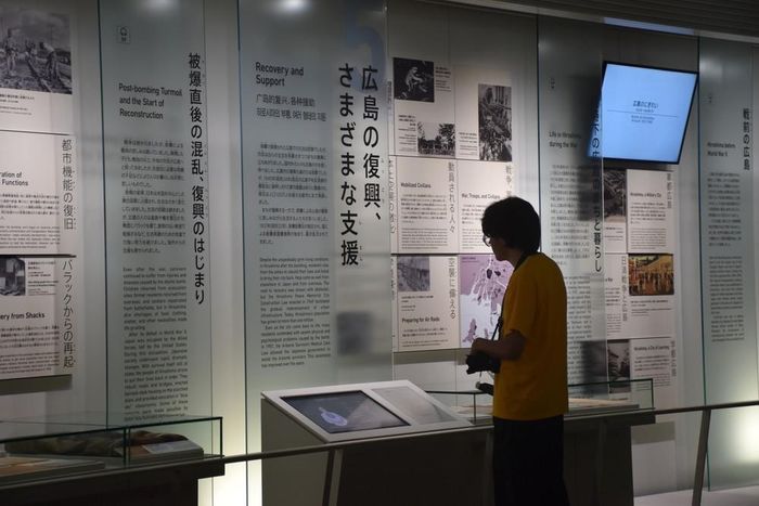 Khách tham quan đọc những bài viết nói về sự hồi sinh của Hiroshima sau thảm họa hạt nhân. Ảnh: Nguyễn Tuyến – PV TTXVN tại Nhật Bản
