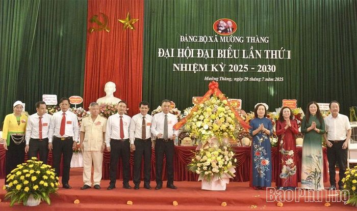 Lãnh đạo tỉnh và các sở, ngành tặng hoa chúc mừng Đại hội Đảng bộ xã Mường Thàng. Nguồn: Báo Phú Thọ