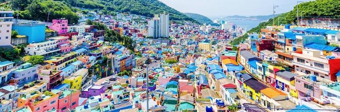 Gamcheon Culture Village, một địa điểm quay phim nổi tiếng với những con hẻm đầy màu sắc và nghệ thuật đường phố. Ảnh: Lonely Planet