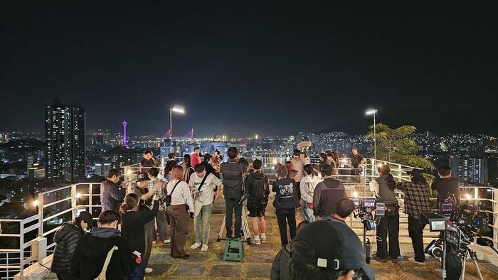 Các thành viên trong đoàn làm phim "Good Boy" của JTBC đang quay phim tại Busan. Ảnh do Ủy ban Điện ảnh Busan cung cấp