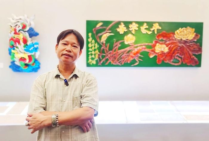 Nghệ nhân Trần Nam Tước tại triển lãm. Ảnh: Lương Đình Khoa