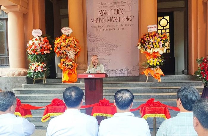Họa sĩ Lương Xuân Đoàn phát biểu khai mạc triển lãm. Ảnh: Lương Đình Khoa