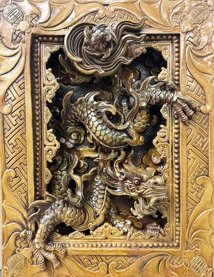 Hình rồng dưới chân tác phẩm “Trụ quả dành”. Ảnh: Lương Đình Khoa