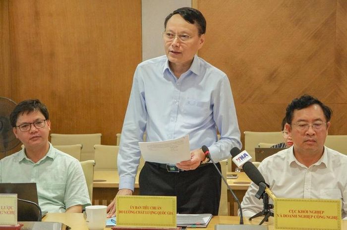 Ông Trần Hậu Ngọc, Phó Chủ tịch Ủy ban Tiêu chuẩn Đo lường Chất lượng Quốc gia trao đổi với báo chí tại họp báo thường kỳ của Bộ KH&CN - Ảnh: VGP/TG