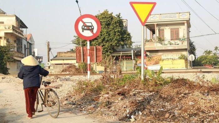 Cần xử lý dứt điểm các lối đi tự mở qua đường sắt.