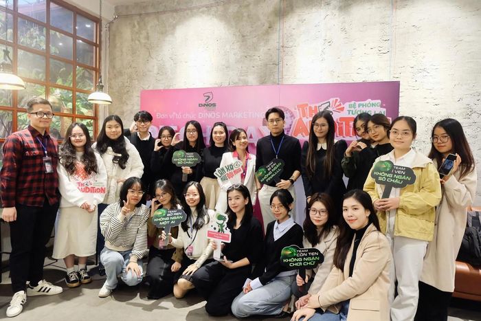 Minh Anh (hàng trên, thứ 3 từ phải sang) tại chung kết “The Audition 2024” do DINOS Marketing tổ chức. 