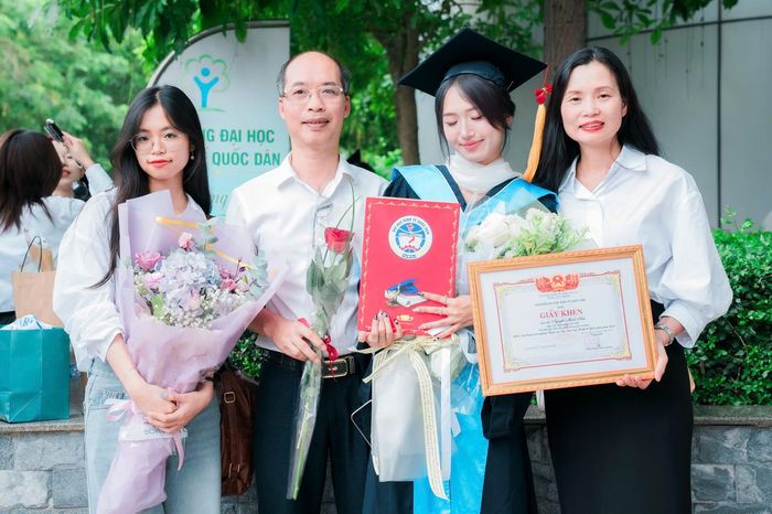  Minh Anh cùng gia đình trong buổi lễ tốt nghiệp. 