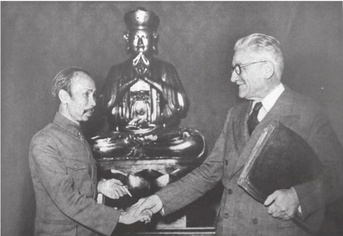 Chủ tịch Hồ Chí Minh và Bộ trưởng Marius Moutet tại Paris ngày 14/9/1946. (Nguồn: Tư liệu)