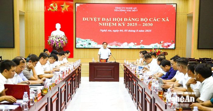 Đồng chí Ngọc Kim Nam - Ủy viên Ban Thường vụ, Trưởng ban Tuyên giáo và Dân vận Tỉnh ủy, Tổ trưởng Tổ công tác số 7 chủ trì duyệt Đại hội Đảng bộ các xã: Tiên Đồng, Huồi Tụ, Na Ngoi lần thứ I, nhiệm kỳ 2025 - 2030. Ảnh: TL
