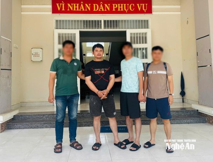 Đối tượng Trần Đình Trung bị Tổ công tác Công an xã Tân Kỳ bắt giữ. Ảnh: Văn Hậu