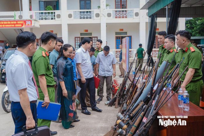 Số vũ khí, công cụ hỗ trợ được người dân giao nộp trong ngày 1/8 tại xã Tiền Phong. Ảnh: Hà Huy
