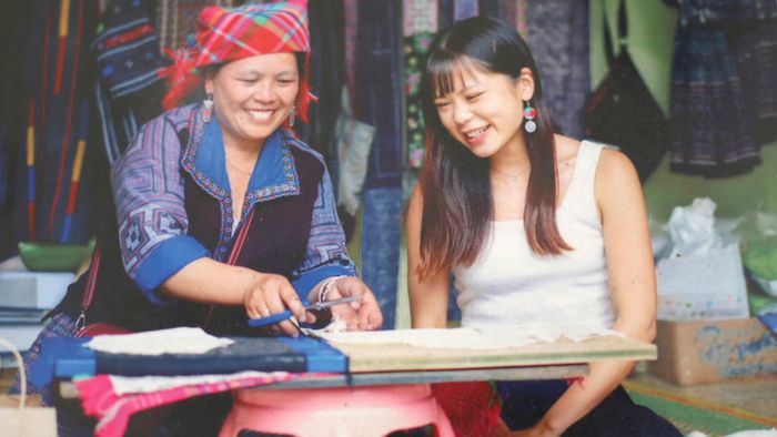  Nụ cười rạng rỡ của du khách quốc tế khi được trải nghiệm những khoảnh khắc giao lưu văn hóa chân thật, gần gũi. 