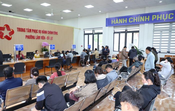 Quang cảnh người dân đến làm thù tục hành chính tại Trung tâm dịch vụ hành chính công phường Lâm Viên - Đà Lạt