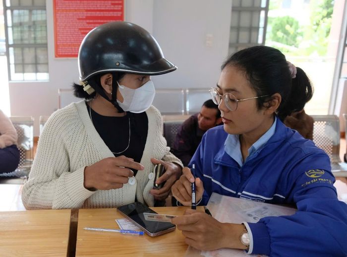 Đoàn viên Ủy ban MTTQ Việt Nam xã Lạc Dương hỗ trợ người dân làm thủ tục hành chính tại Trung tâm Phục vụ hành chính công xã Lạc Dương