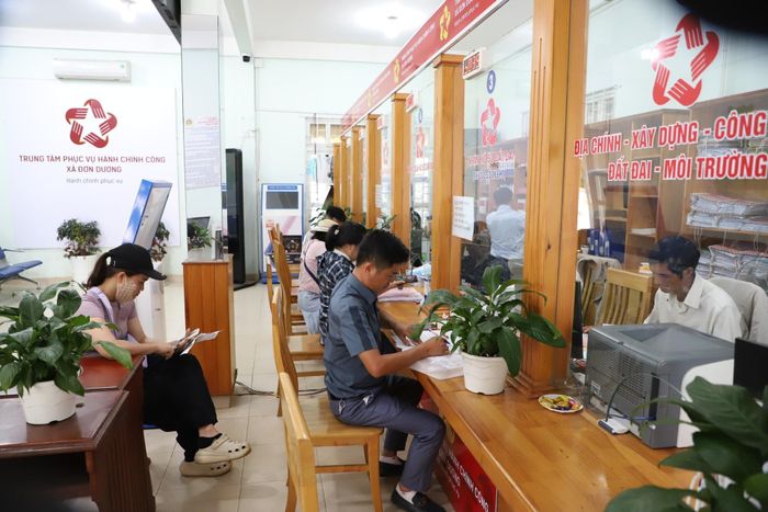 Người dân làm thủ tục hành chính tại Trung tâm Phục vụ hành chính công xã Đơn Dương
