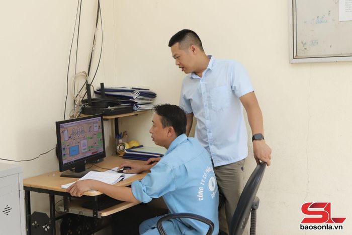 Công nhân Chi nhánh Cấp nước Sông Mã theo dõi hệ thống cấp nước trên phần mềm chuyên dụng.