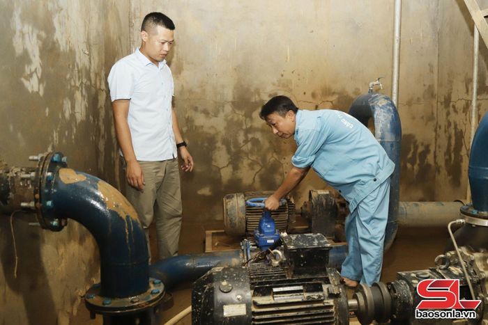 Công nhân Chi nhánh Cấp nước Sông Mã khắc phục sự cố tại Trạm bơm cấp I.