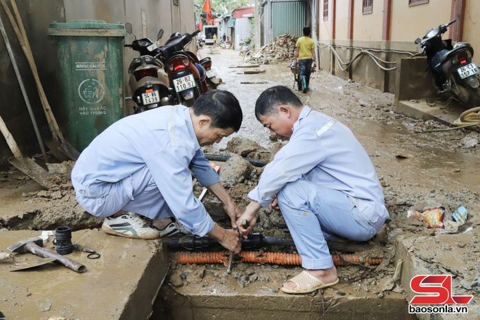 Công nhân Chi nhánh Cấp nước Sông Mã sửa chữa đường ống dẫn nước.