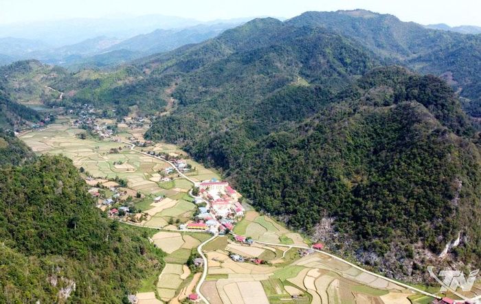 Những năm gần đây, xã Phủ Thông đã có nhiều khởi sắc nhờ thực hiện Chương trình mục tiêu quốc gia phát triển kinh tế - xã hội vùng đồng bào dân tộc thiểu số và miền núi.