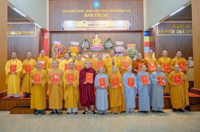 Thượng tọa Thích Phước Nguyên trao quyết định