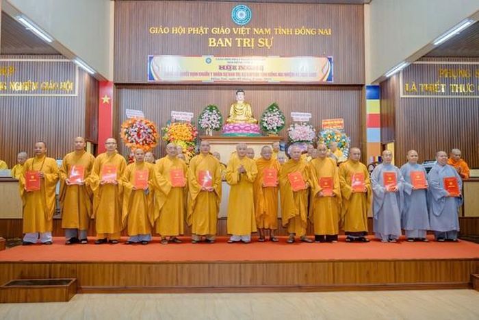Hòa thượng Thích Huệ Thông trao quyết định đến Ban Trị sự tỉnh Đồng Nai nhiệm kỳ 2022-2027